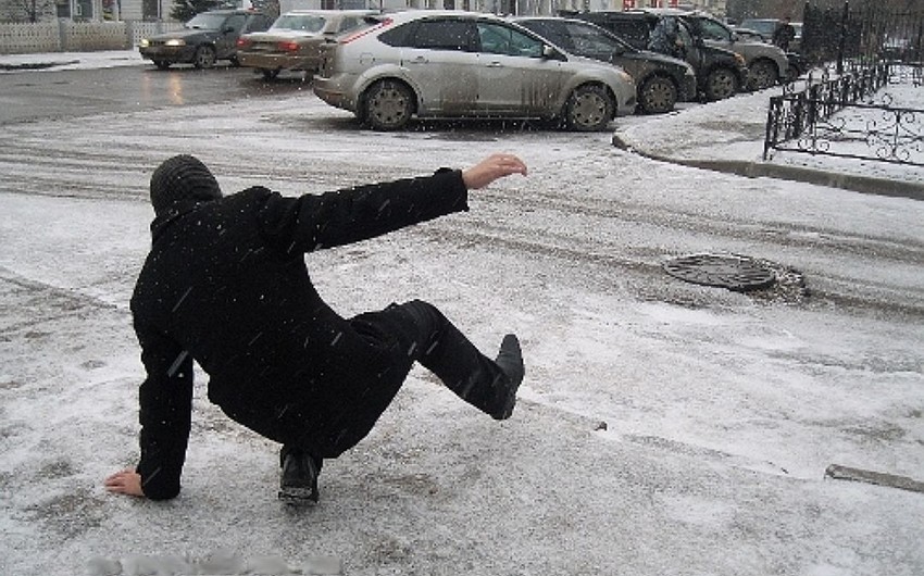 9 slip and fall injuries amid heavy snow and icy roads in Baku