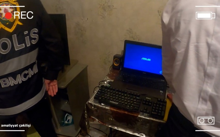 Bank kartlarından külli miqdarda pul vəsaitləri ələ keçirən şəxs saxlanılıb