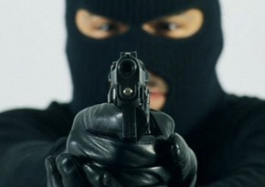 В Грузии вооруженный мужчина в маске ворвался в банк