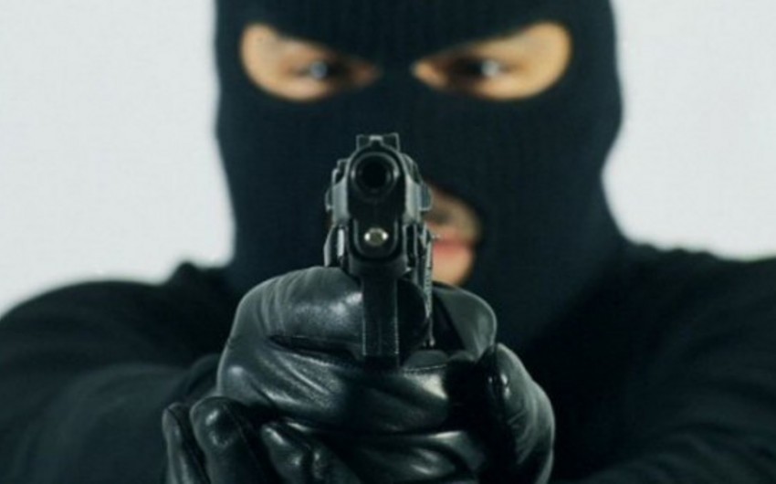 Armed man in mask breaks into bank in Georgia