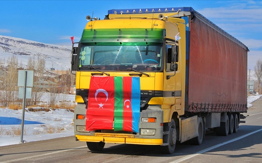Azerbaijan sends over 1,000 tents to Turkiye