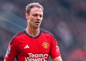 Jonny Evans signs new one-year deal with Man Utd