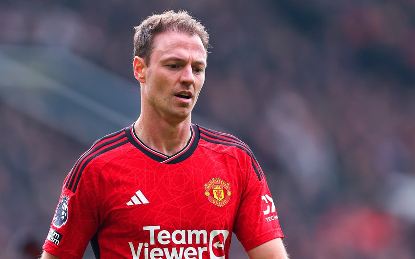 Jonny Evans signs new one-year deal with Man Utd