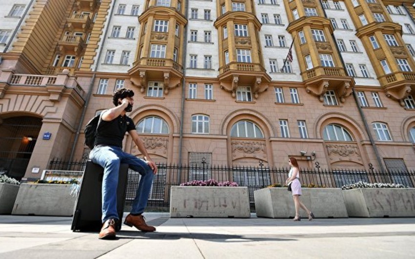 ABŞ-ın Moskvadakı səfirliyinin qarşısında viza almaq istəyənlərin uzun növbəsi yaranıb