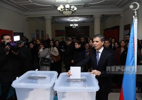 Zahid Oruj votes in snap presidential elections