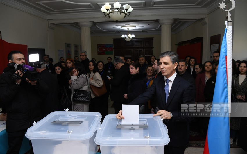 Zahid Oruj votes in snap presidential elections