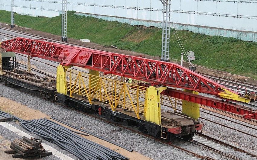 В Азербайджан доставлен железнодорожный путеукладочный кран