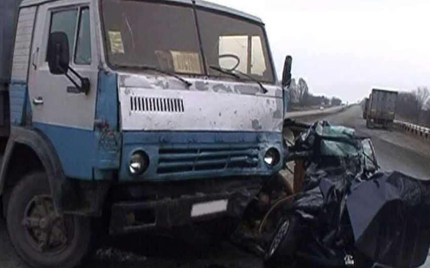 Автомобиль марки КамАЗ врезался в легковые автомобили: есть пострадавшие