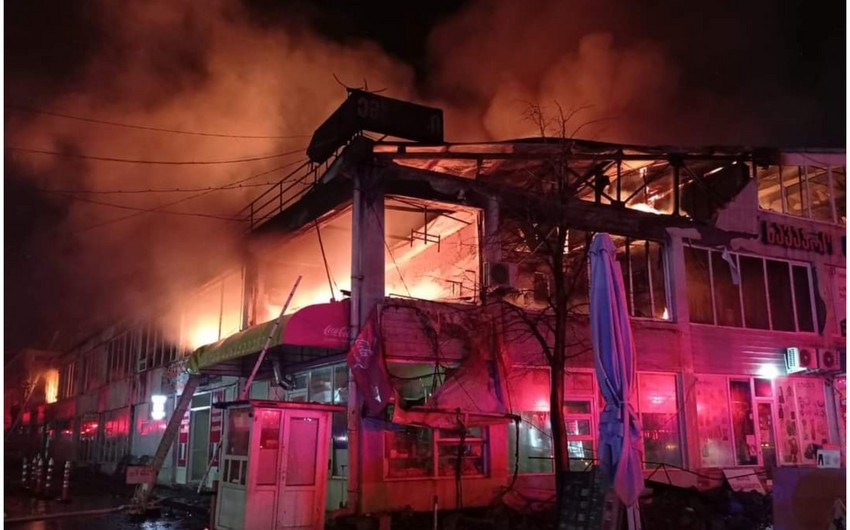 В Тбилиси произошел сильный пожар в торговом центре