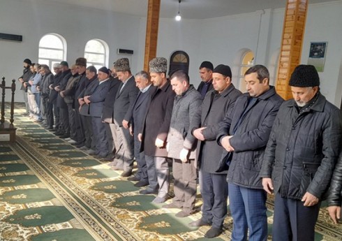 В Азербайджане верующие совершили намаз единения