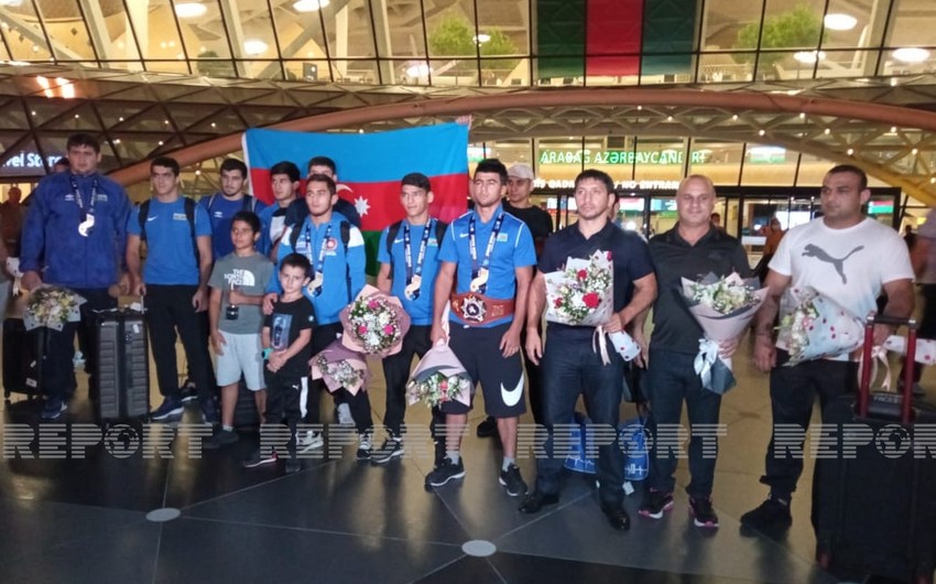 Азербайджанские медалисты вернулись на родину