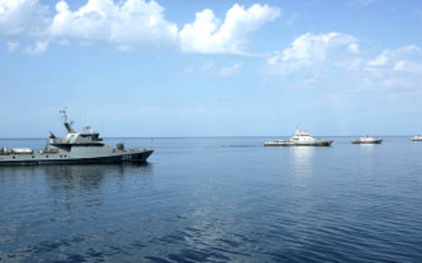 Боевые корабли ВМФ России проводят учения в Каспийском море