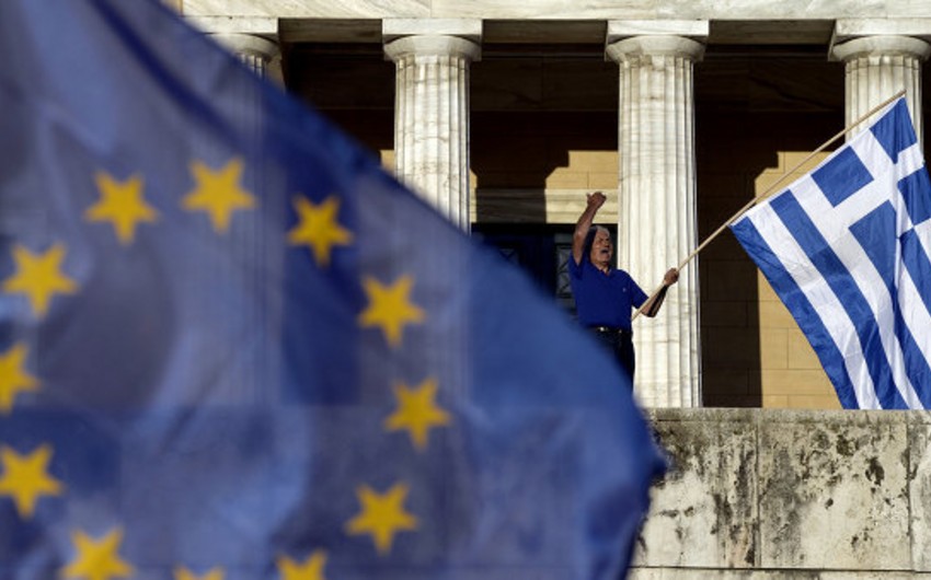 Greece debt: Greeks vote in bailout referendum