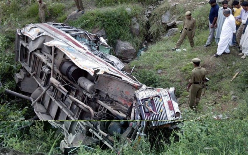 Hindistanda avtobusun körpüdən aşması nəticəsində 15 nəfər həlak olub