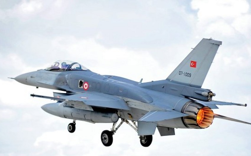 СМИ: Более 20 самолетов ВВС Турции нанесли удары по базам РПК в Ираке
