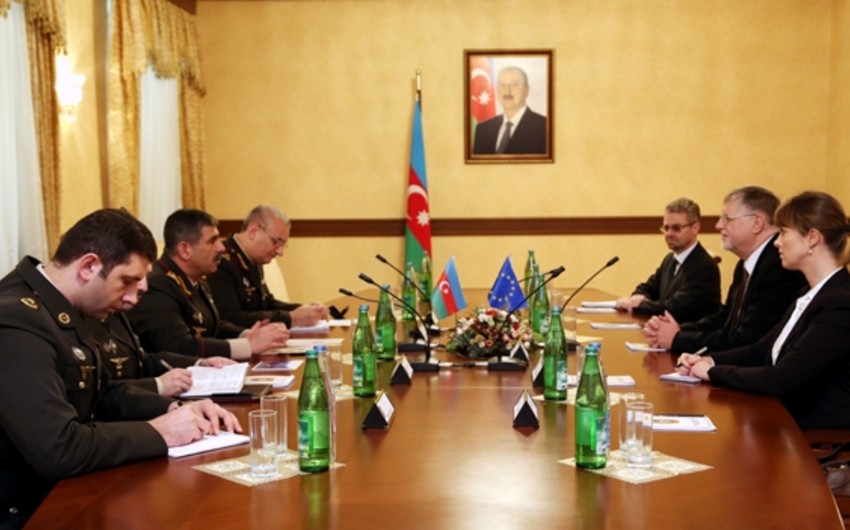 Министр обороны Азербайджана принял спецпредставителя Евросоюза