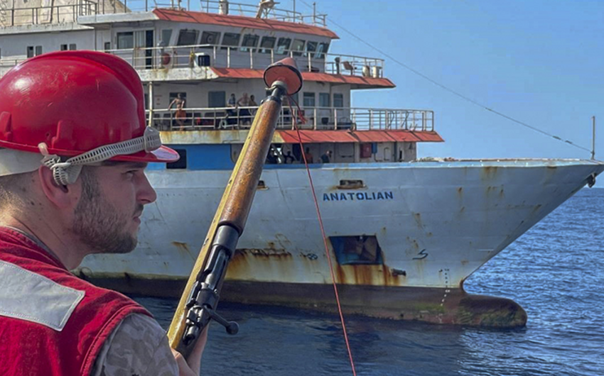 Береговая охрана Греции обстреляла судно с азербайджанцами на борту