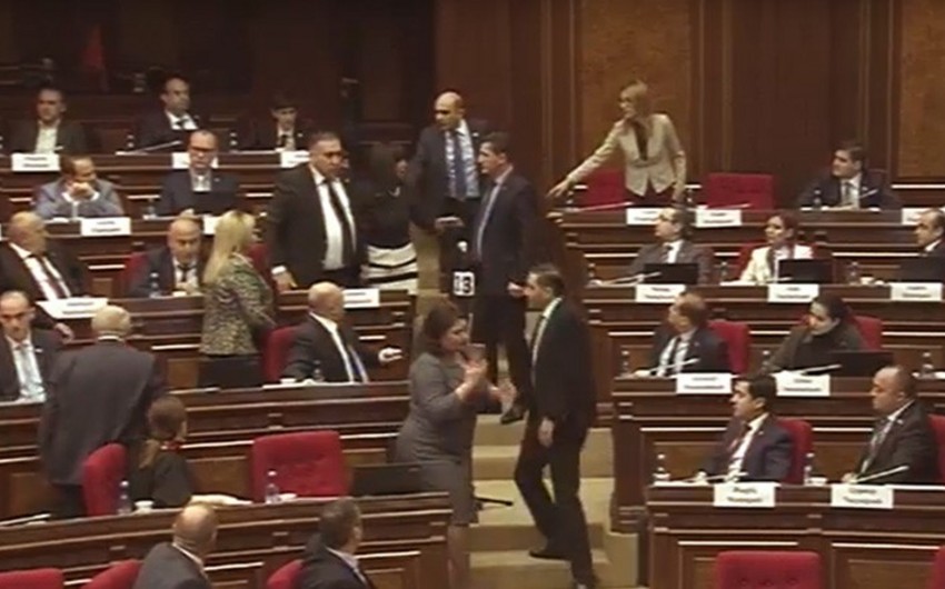 Ermənistan parlamentində deputatlar arasında dava düşüb - VİDEO