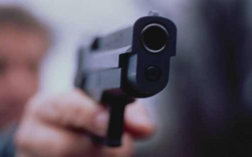 В Баку полицейский убил женщину из табельного оружия и попытался покончить с собой