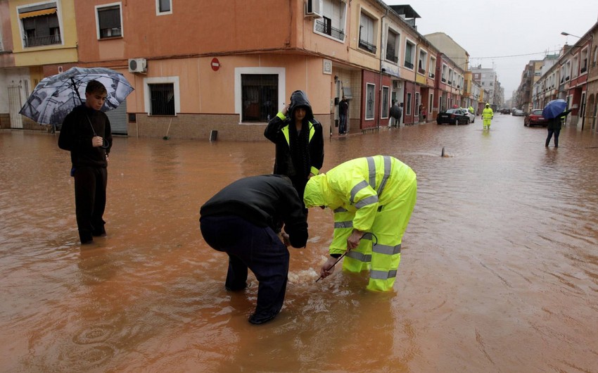 Сильные дожди обрушились на Испанию, в регионах введен красный уровень опасности - ВИДЕО