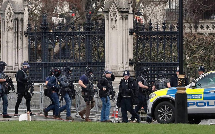 Полицейский ранен при нападении у здания британского парламента