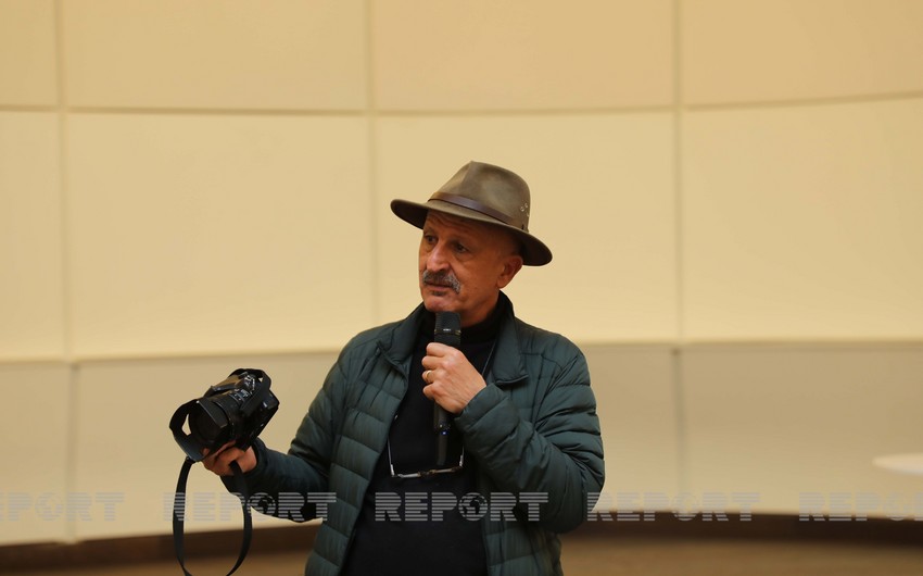 Реза Дегати пожертвует средства от продажи своего фотоаппарата в Фонд YAŞAT