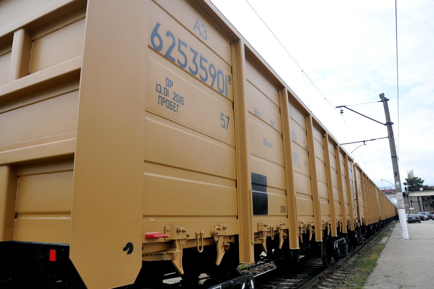 Поезд вагон тонны. Вагоны азербайджанской железной дороги. ЖД вагон. Вагон грузовой Железнодорожный. ЖД вагоны грузовые.