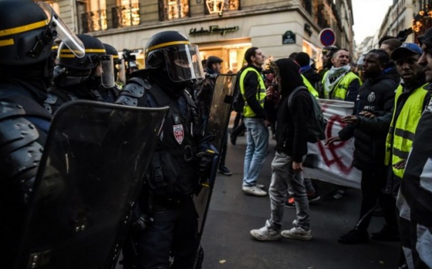 В Париже проходит акция желтых жилетов, несмотря на запрет