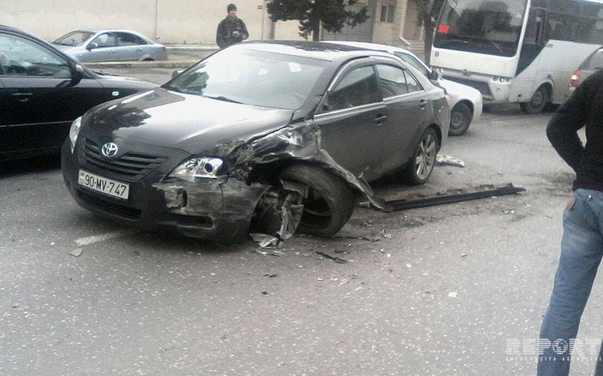 В Баку столкнулись пассажирский автобус и легковой автомобиль - ФОТО