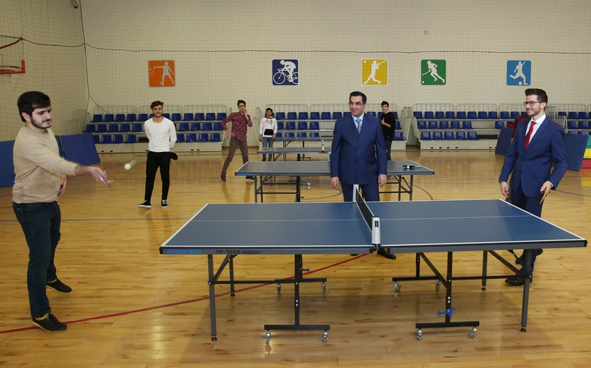 İsrail səfiri BANM-in tələbəsi ilə tennis oynadı