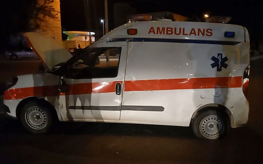 В Гяндже машина скорой помощи попала в аварию, водитель ранен