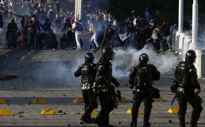 Kolumbiyada etirazlar zamanı 6 polis əməkdaşı xəsarət alıb