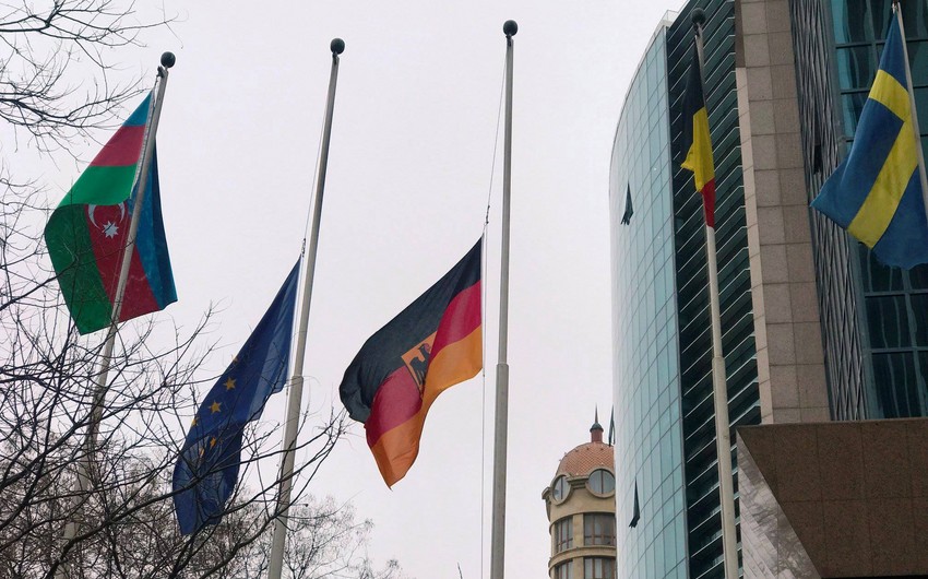 В посольстве Германии в Азербайджане приспущен государственный флаг