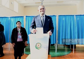 Presidential candidate Razi Nurullayev votes