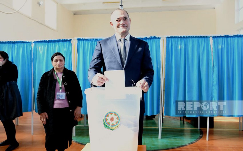 Presidential candidate Razi Nurullayev votes