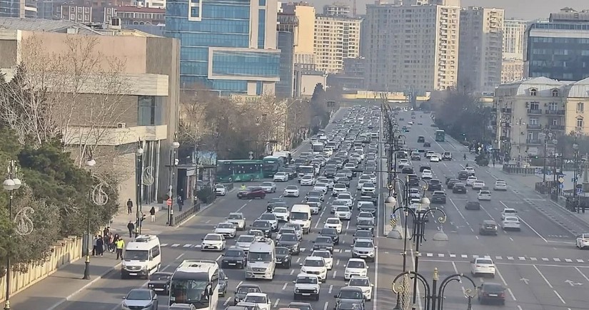 На ряде улиц и проспектов Баку затруднено движение транспорта