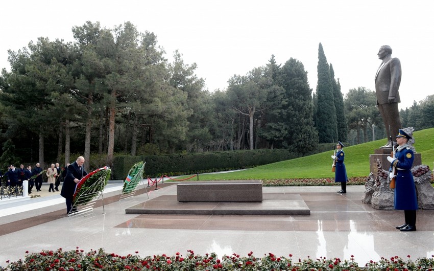 Председатель правительства РФ посетил могилу Гейдара Алиева и Аллею шехидов