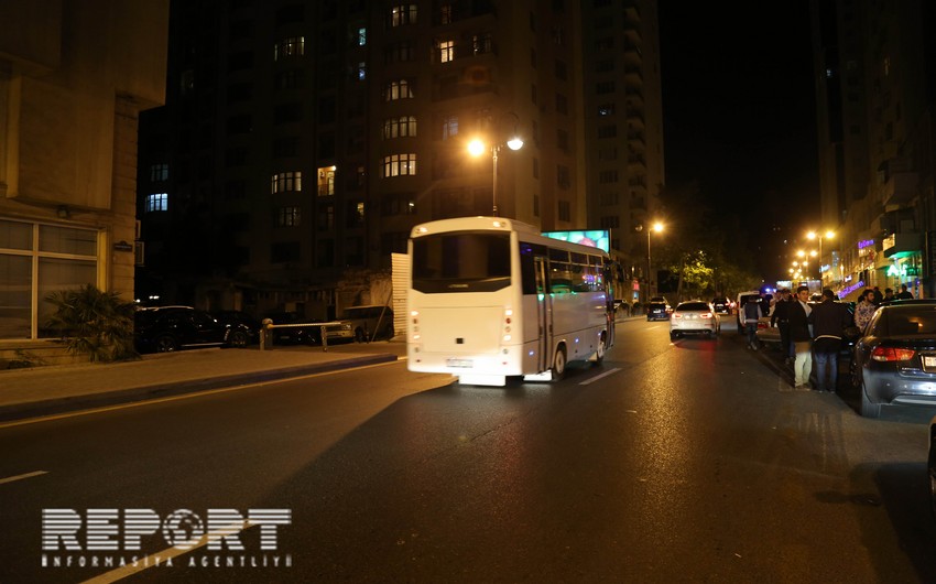 Yevlaxda xadimələri daşıyan avtobus qəzaya uğrayıb