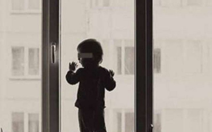 В Баку четырёхлетний ребёнок выпал с балкона