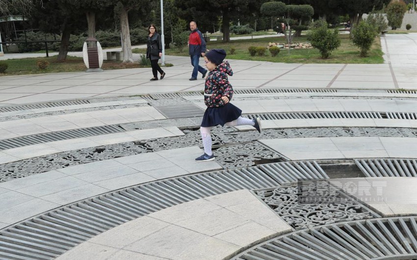 Разрушенный фонтан в парке развлечений стал источником опасности для детей