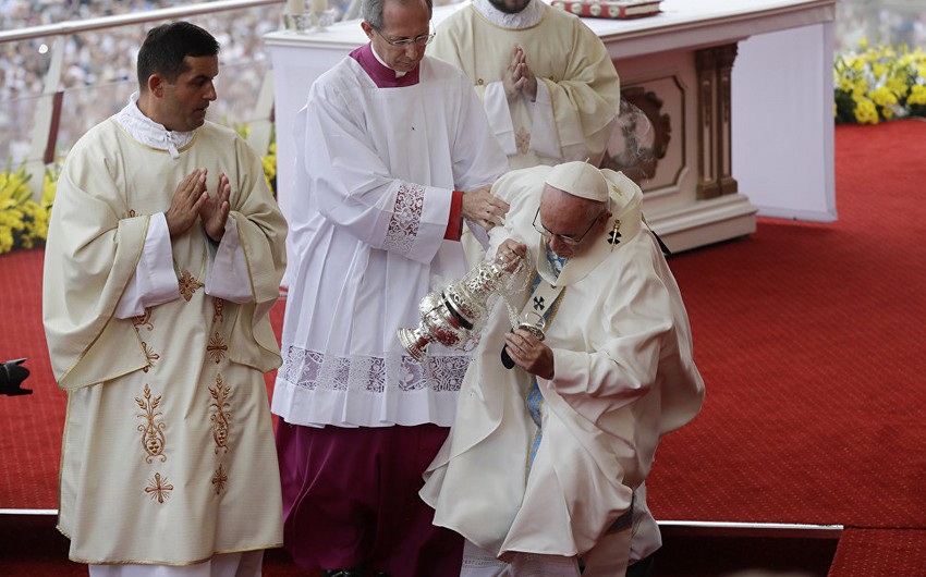 Pope Francis trips and falls during Mass in Poland - VIDEO
