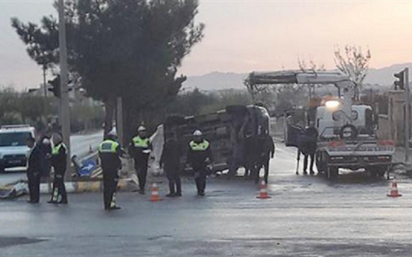 Turkish defense minister's motorcade crashes, 5 injured - VIDEO