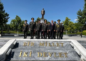 Azerbaijani Defense Minister visits Heydar Aliyev Park in Ankara