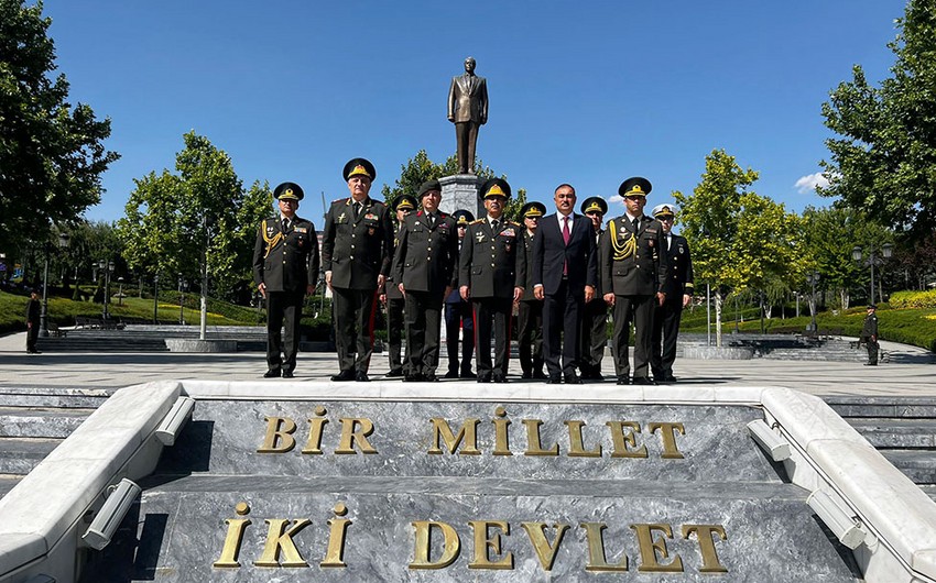 Министр обороны посетил парк Гейдара Алиева в Анкаре