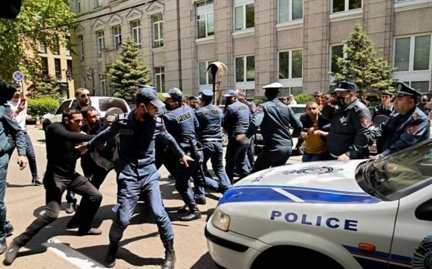 Protesters in Armenia targer Central Bank