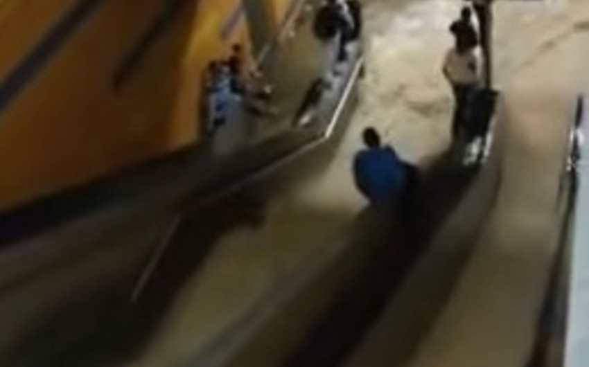 ​В Каракасе затопило метро, эскалаторы превратились в водопады - ВИДЕО