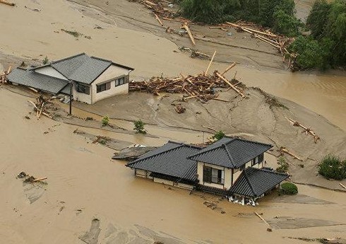 По меньшей мере 50 человек погибли в Индонезии из-за наводнений