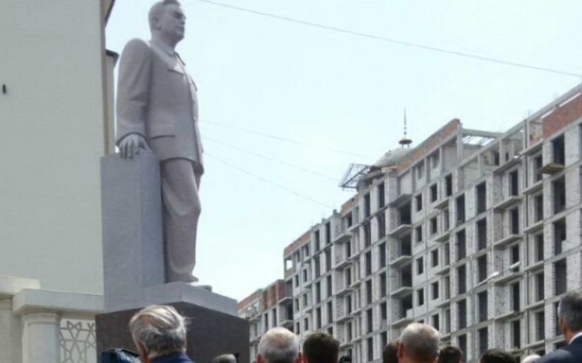 В Махачкале состоялось открытие памятника видному государственному деятелю Азизу Алиеву - ФОТО