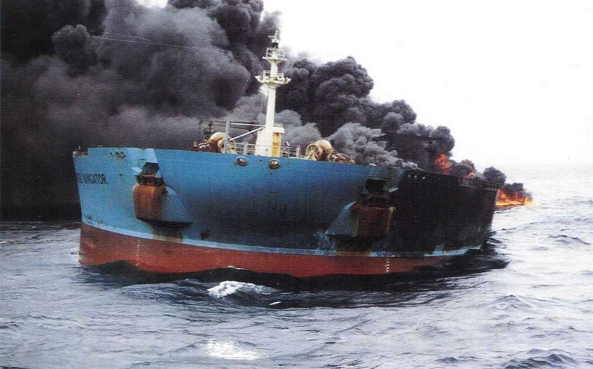 В азербайджанском секторе Каспия горит грузовое судно