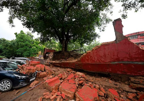 В Индии девять детей погибли из-за обрушения стены дома после дождей